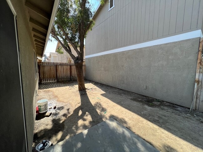 6117 S H St, Unit #A in Bakersfield, CA - Building Photo - Building Photo