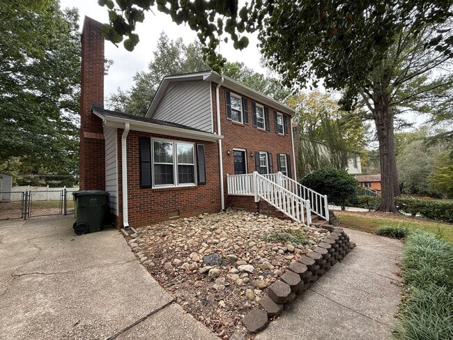 2617 Valley Woods Ct in Raleigh, NC - Foto de edificio - Building Photo