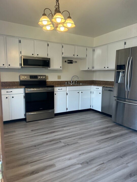 1001-1007 Brookwood Dr in Neenah, WI - Building Photo