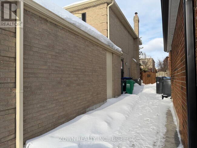 45 Nottingham Crescent in Brampton, ON - Building Photo - Building Photo