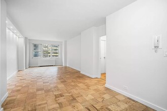 159 W 53rd St in New York, NY - Building Photo - Building Photo