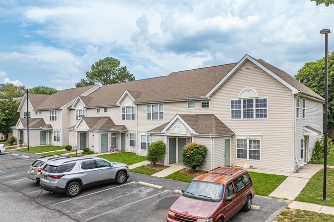 Riverchase Apartments in Dover, DE - Building Photo - Building Photo