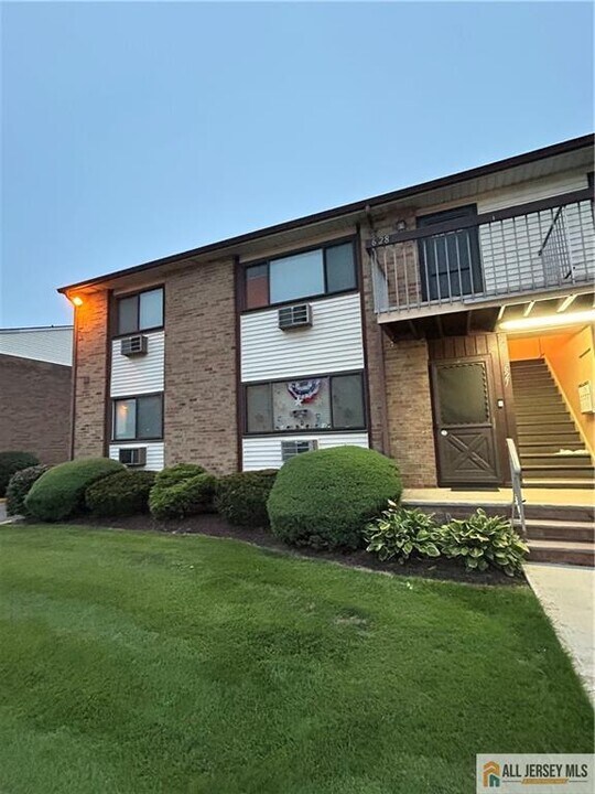 628 Cricket Ln in Woodbridge Township, NJ - Building Photo