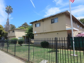 Townhouse Gardens in Sacramento, CA - Foto de edificio - Primary Photo