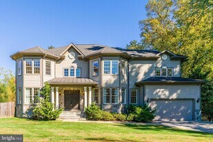 829 Golden Arrow St in Great Falls, VA - Building Photo