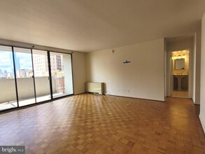 224-30 W Rittenhouse Square in Philadelphia, PA - Building Photo - Building Photo