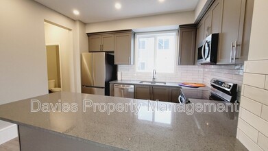 2072 Wonnacott Way SW in Edmonton, AB - Building Photo - Building Photo