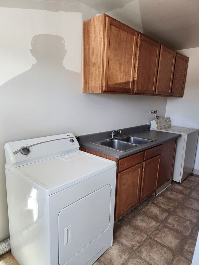 property at 1559 W 7th St