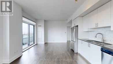 7900-7900 Bathurst St in Vaughan, ON - Building Photo - Building Photo