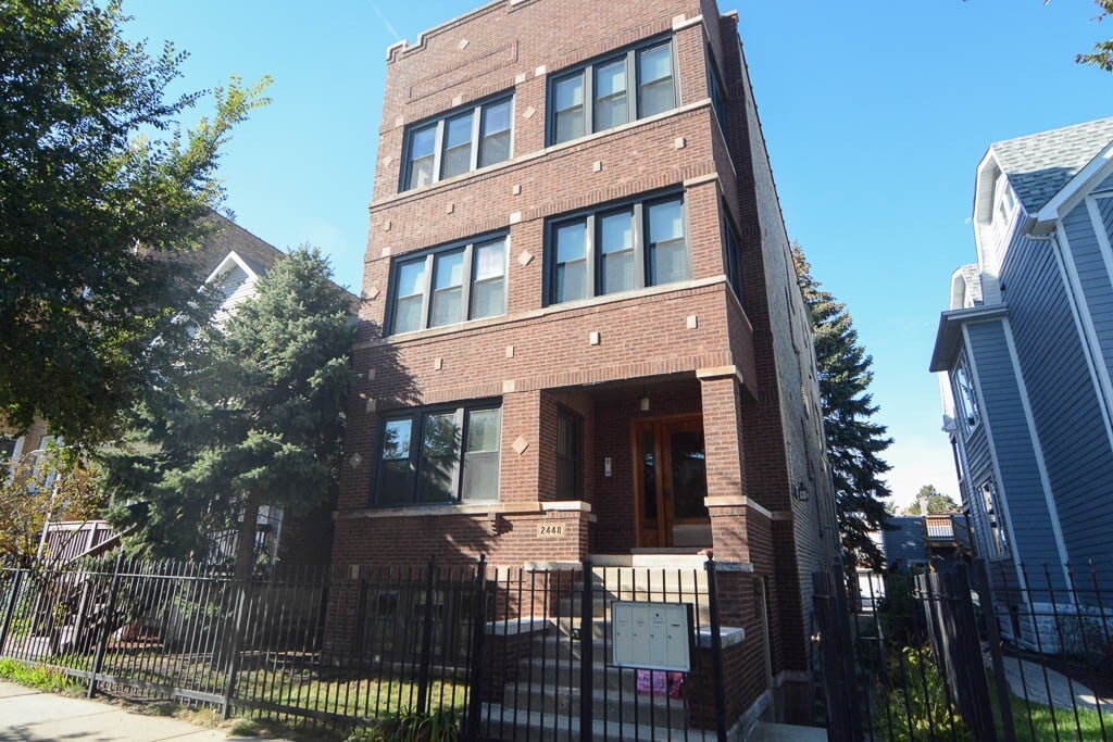 2448 N Campbell Ave, Unit E04P in Chicago, IL - Foto de edificio