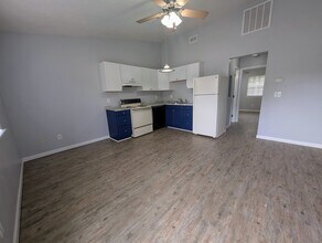 1235 Continental Ct in Tallahassee, FL - Foto de edificio - Building Photo