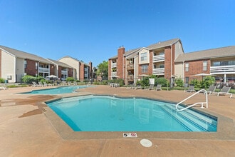 Silverwood Apartments in Mission, KS - Foto de edificio - Building Photo