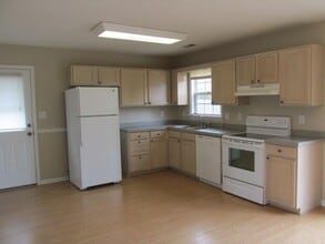 1002 Birch Ct in Morehead City, NC - Building Photo - Building Photo