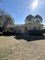 24 Irongate Dr in Beaufort, SC - Building Photo