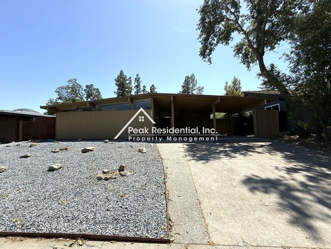5232 Overbrook Way in Sacramento, CA - Building Photo - Building Photo