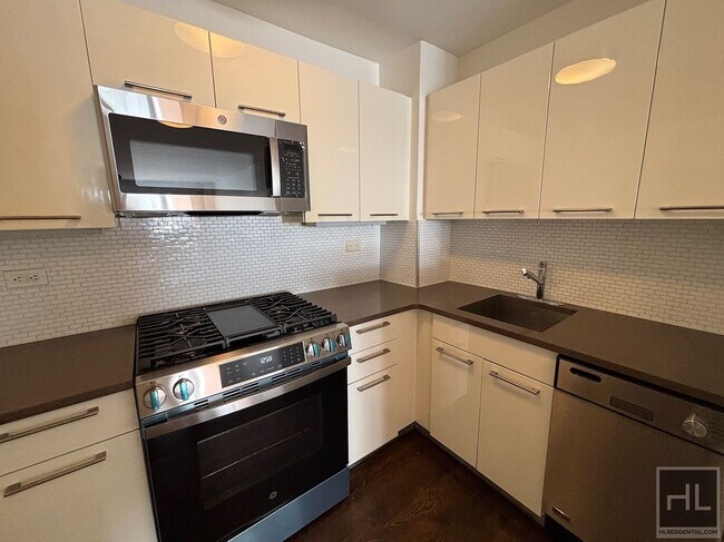 EAST 63 STREET in New York, NY - Building Photo - Building Photo