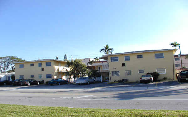 1720 Johnson St in Hollywood, FL - Building Photo