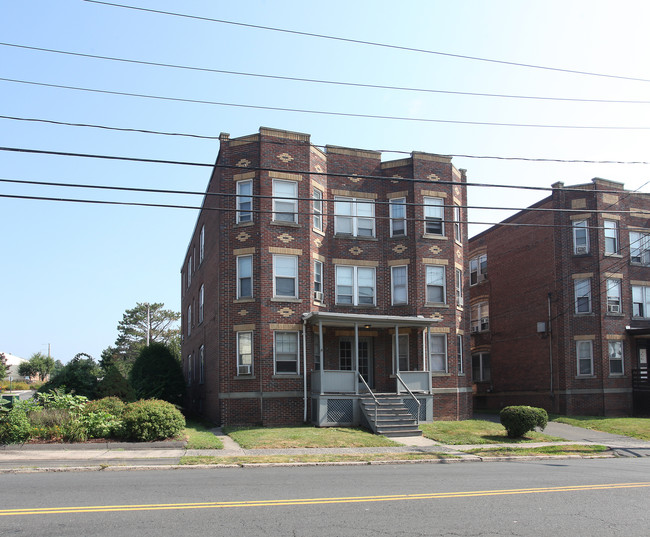 645 W Main St in New Britain, CT - Building Photo - Building Photo