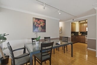 247 E Chestnut St, Unit # 01003 in Chicago, IL - Foto de edificio - Building Photo