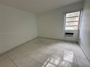 4715 NW 7th St in Miami, FL - Building Photo - Building Photo