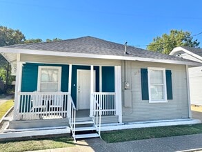 313 N Llewellyn Ave in Dallas, TX - Foto de edificio - Building Photo