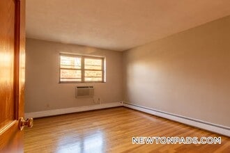 278 Grove St in Newton, MA - Building Photo - Building Photo