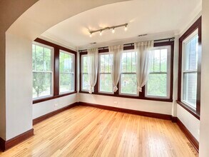 2652 N Harding Ave, Unit 02 in Chicago, IL - Foto de edificio - Building Photo