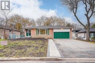 23 Bakerdale Rd in Markham, ON - Building Photo