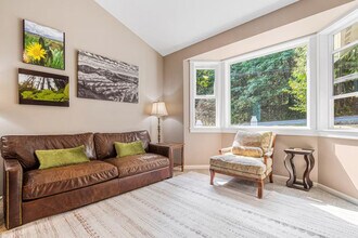 2847 NE 178th St in Lake Forest Park, WA - Foto de edificio - Building Photo