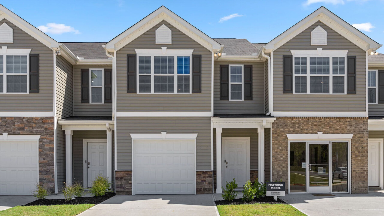 Rosemary Glen in Whitsett, NC - Foto de edificio