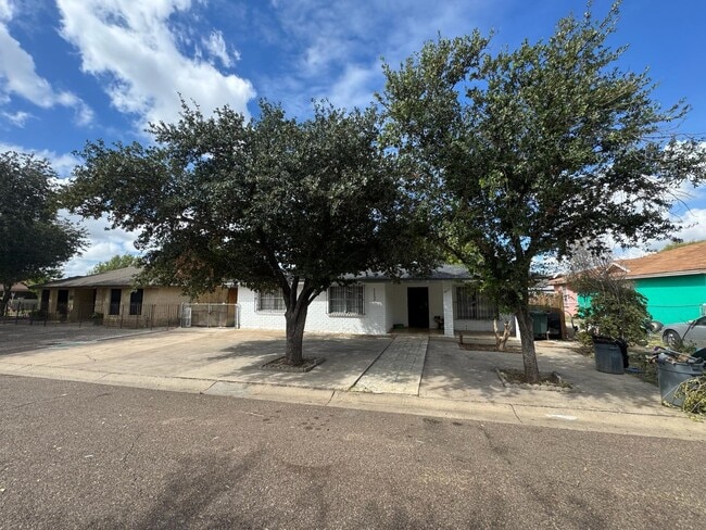 112 Mirasol Dr in Laredo, TX - Building Photo - Building Photo