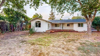 745 Acacia Ln in Santa Rosa, CA - Building Photo