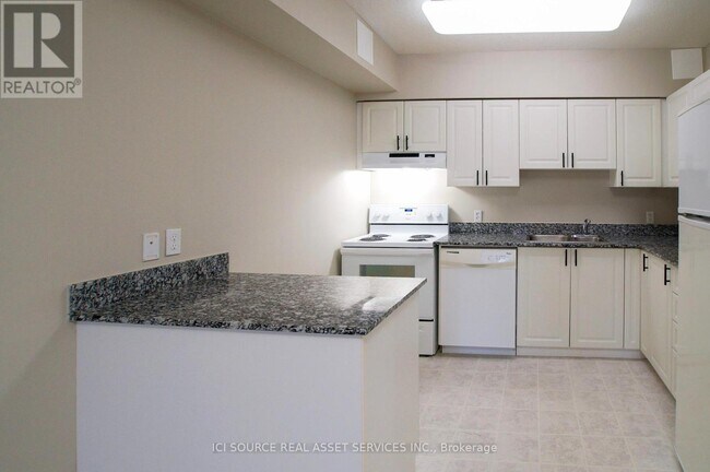 239-239 Auburn Dr in Waterloo, ON - Building Photo - Building Photo