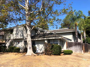 23051 Village Dr in Lake Forest, CA - Building Photo - Primary Photo