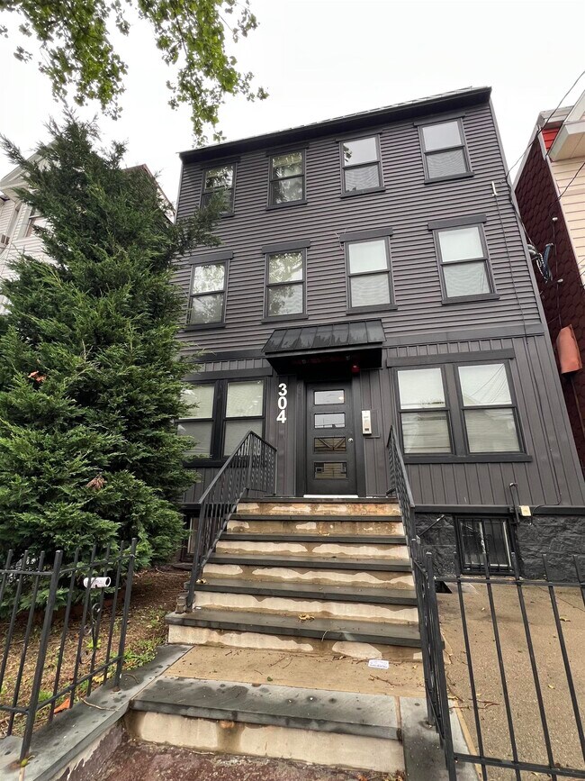 304 Ege Ave in Jersey City, NJ - Building Photo - Building Photo