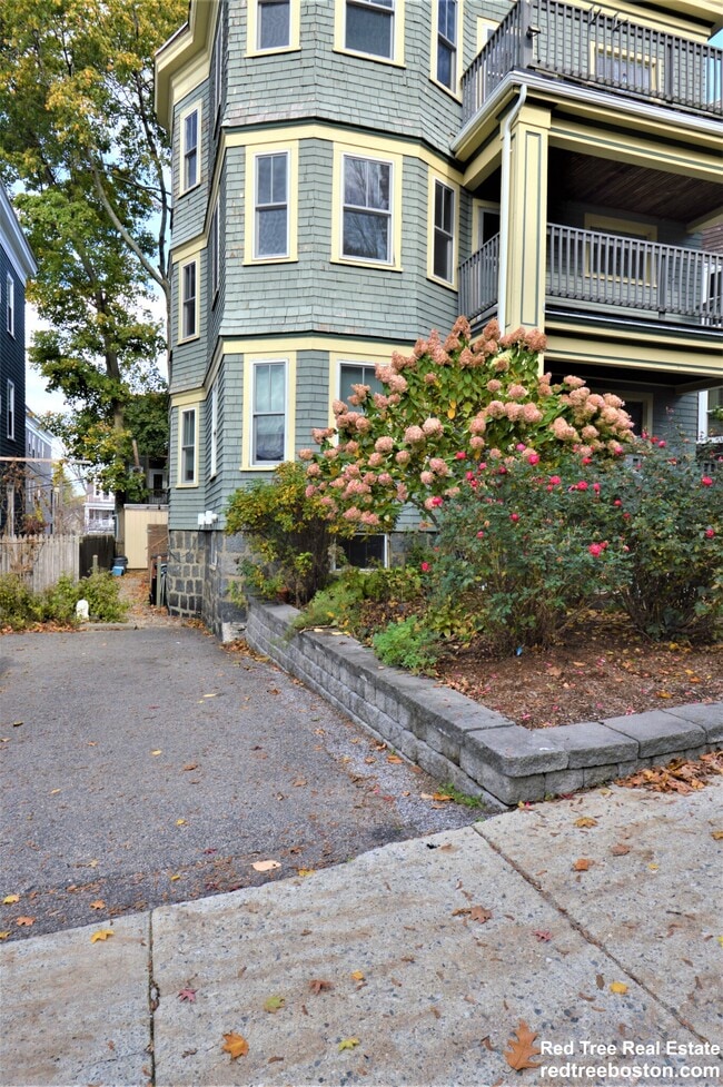 82 Montebello Rd, Unit 1 in Boston, MA - Building Photo - Building Photo