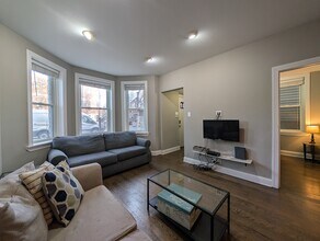 1911 W Addison St in Chicago, IL - Foto de edificio - Building Photo