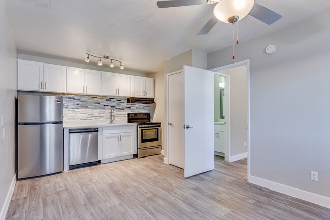 Valencia Park in Phoenix, AZ - Foto de edificio - Interior Photo