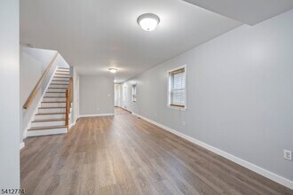 21 Personette St in Caldwell, NJ - Foto de edificio - Building Photo