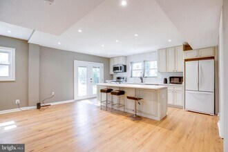 3923 Forest Grove Dr in Annandale, VA - Building Photo - Building Photo