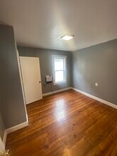 17 Ashley St, Unit 2 in New Bedford, MA - Foto de edificio - Building Photo