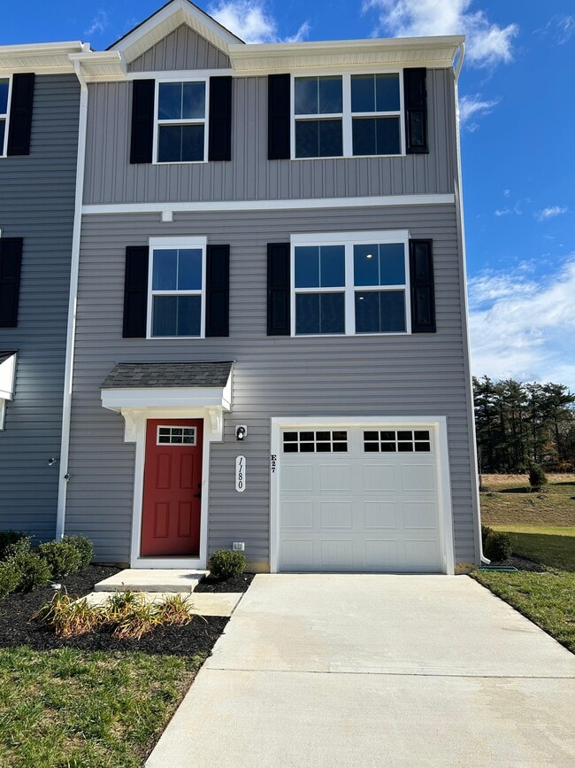 1180 W Walnut Rd in Vineland, NJ - Foto de edificio - Building Photo