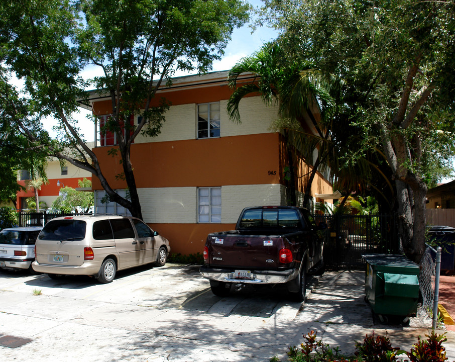 949 NW 5th St in Miami, FL - Building Photo