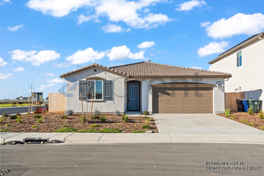 2999 Fairbanks St in Manteca, CA - Building Photo