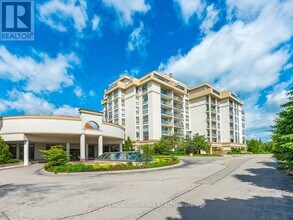 11121 Yonge St in Richmond Hill, ON - Building Photo - Building Photo