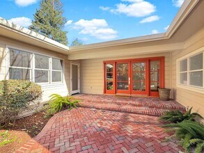 335 Claremont Way in Menlo Park, CA - Foto de edificio - Building Photo