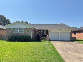 8406 Foxwood Ln in Dallas, TX - Building Photo