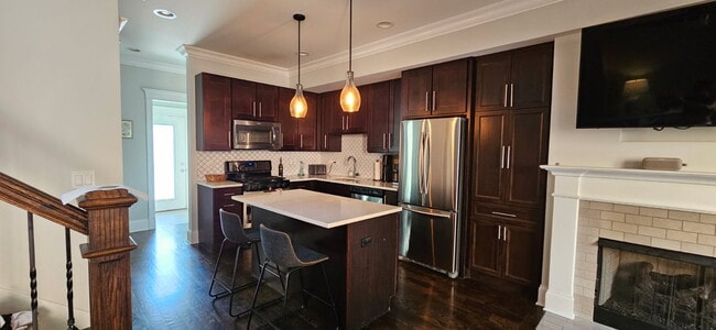 1827 W Melrose St, Unit Unit 1R Coach House in Chicago, IL - Building Photo - Building Photo