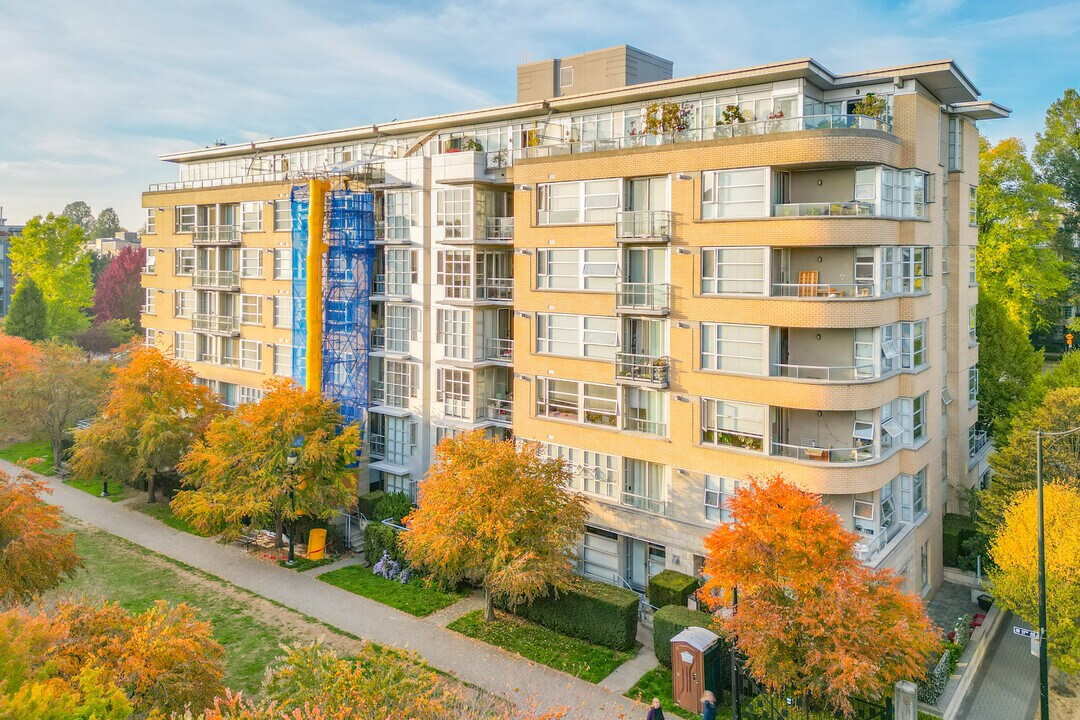 New Yorker in Vancouver, BC - Building Photo