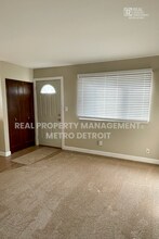 20215 Woodward St in Clinton Township, MI - Building Photo - Building Photo